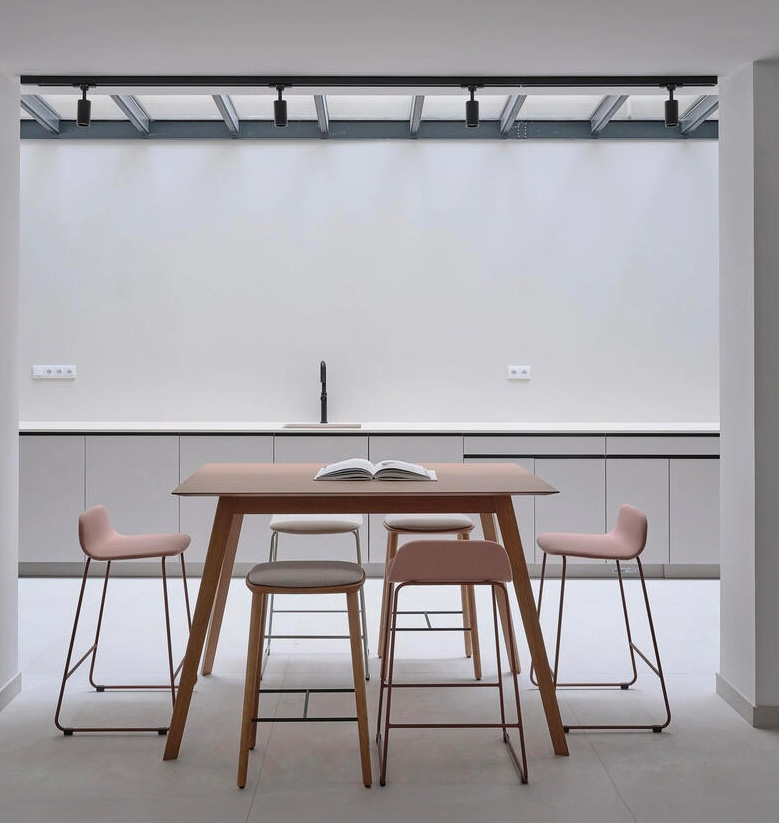 Treku-Office-Hugging-Face-04